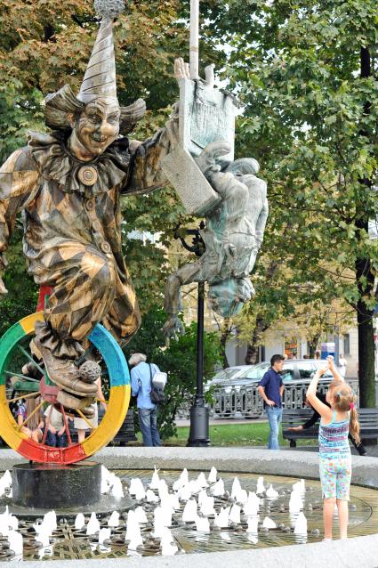Мэр Москвы объявил о завершении благоустройства Цветного бульвара. На снимке: скульптура клоуна и фонтан у Цирка на Цветном бульваре.