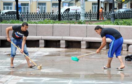 Мэр Москвы объявил о завершении благоустройства Цветного бульвара. На снимке: гастарбайтеры убирают территорию.