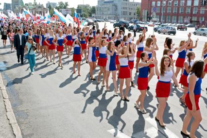 День государственного флага России в Новосибирске. Девушки в платьях цвета триколора.