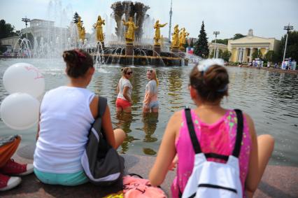 Празднование 75-летия ВДНХ. На снимке: девушки в фонтане `Дружба народов`.