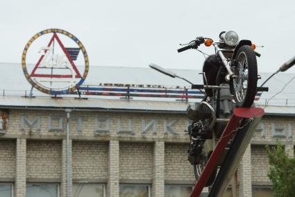 мотоцикл на постаменте перед входом на Ирбитский мотоциклетный завод в городе Ирбит, где производят мотоциклы \"урал\" для экспорта в другие страны