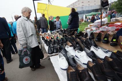 лоток с обувью на Ирбитской ярмарке в городе Ирбит