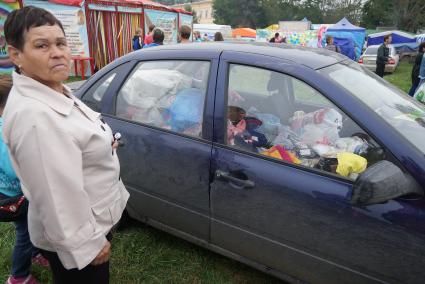 машина заваленая товарами стоит у палаток на Ирбитской ярмарке