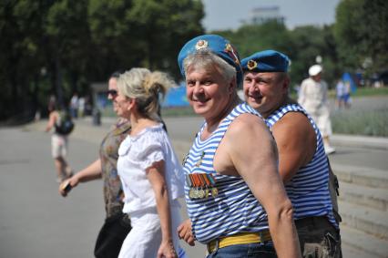 Праздничные мероприятия, посвященные 84-й годовщине со дня образования Воздушно-десантных войск (ВДВ), прошли в Парке Горького.