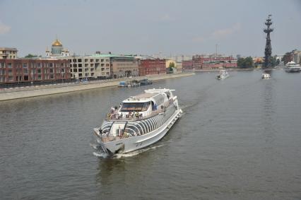 Виды Москвы. На снимке: прогулочный катер плывет по Москва-реке.