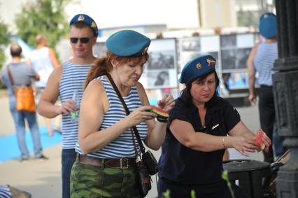 Праздничные мероприятия, посвященные 84-й годовщине со дня образования Воздушно-десантных войск (ВДВ), прошли в Парке Горького.