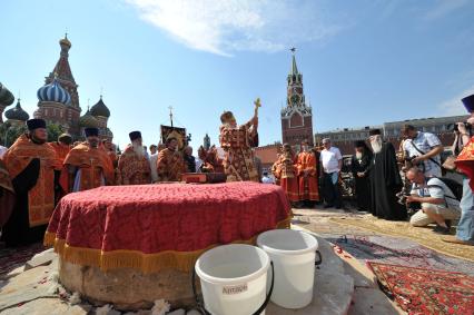 Праздничные мероприятия, посвященные 84-й годовщине со дня образования Воздушно-десантных войск (ВДВ), прошли на Красной площади. На снимке: священники во время крестного хода.