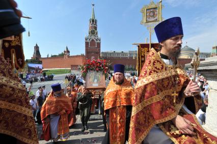 Праздничные мероприятия, посвященные 84-й годовщине со дня образования Воздушно-десантных войск (ВДВ), прошли на Красной площади. На снимке: главный священник ВДВ иерей Михаил Васильев (второй справа) перед началом крестного хода.