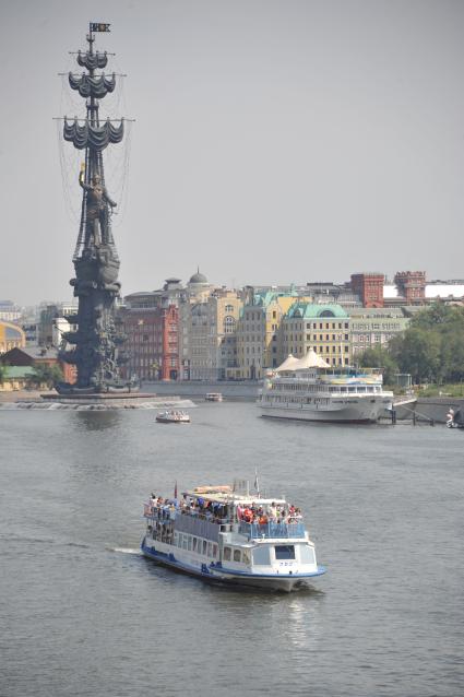 Виды Москвы. На снимке: прогулочный катер плывет по Москва-реке.