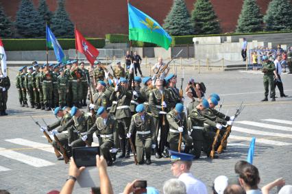 Праздничные мероприятия, посвященные 84-й годовщине со дня образования Воздушно-десантных войск (ВДВ), прошли на Красной площади.