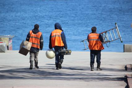 Рабочие на набережной Самары.