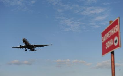 Аэропорт Шереметьево. На снимке: самолет компании `Аэрофлот` Airbus A330 заходит на посадку.