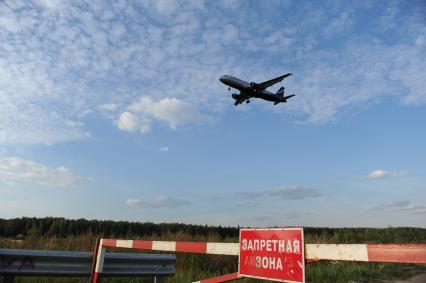 Аэропорт Шереметьево. На снимке: самолет компании `Аэрофлот` Airbus A330 заходит на посадку.