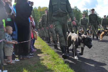 Учебный центр служебного собаководства в Дмитрове. Парад с участием 400 служебных собак, посвященный 90-ой годовщине образования. На снимке: кинологи с собаками.