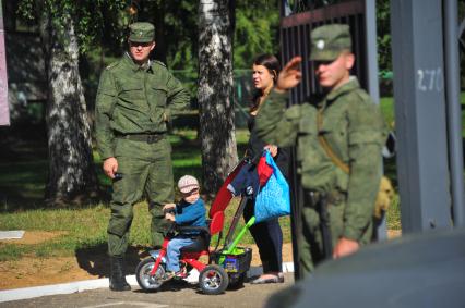 Учебный центр служебного собаководства в Дмитрове. Парад с участием 400 служебных собак, посвященный 90-ой годовщине образования. На снимке: семья военнослужащего.