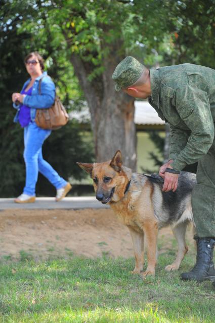 Учебный центр служебного собаководства в Дмитрове. Парад с участием 400 служебных собак, посвященный 90-ой годовщине образования. На снимке: кинолог с овчаркой.