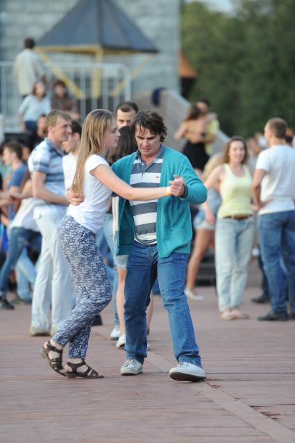 Парк Горького. На снимке: люди танцуют на Пушкинской набережной.