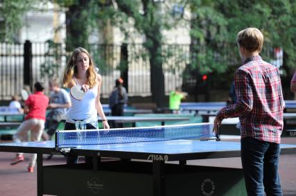 Парк Горького. На снимке: парень и девушка играют в пинг-понг.