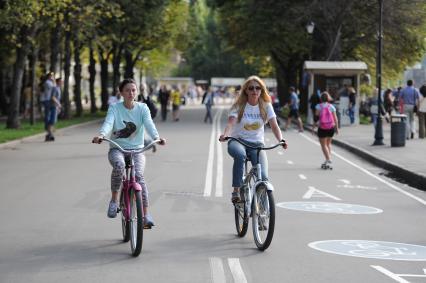 Парк Горького. На снимке: девушки катаются на велосипедах.