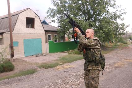 Иловайск. На снимке: боец ДНР с позывным Малой.