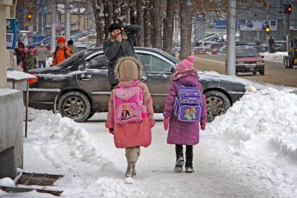 Младшеклассники идут домой после школы.