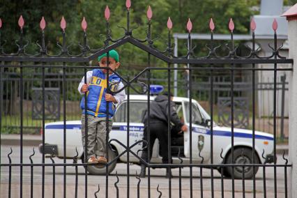 Мусульманский праздник Ураза-байрам в Уфе. Ребенок на заборе.