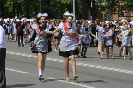 Выпускники гуляют по городу.