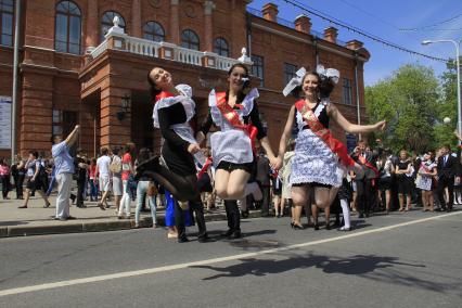 Выпускники гуляют по городу.