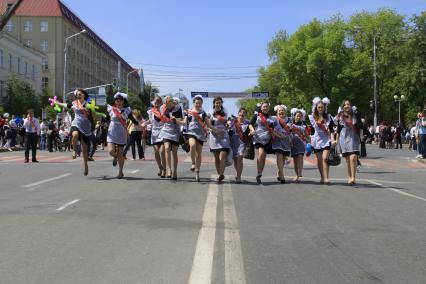 Выпускники гуляют по городу.