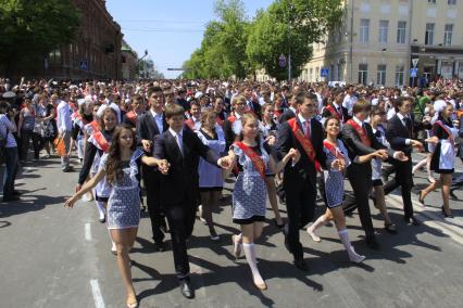 Выпускники гуляют по городу.