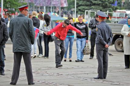 Полицейский и пьяный человек.