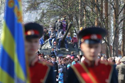 Празднование Дня Победы в Уфе. Дети на танке.