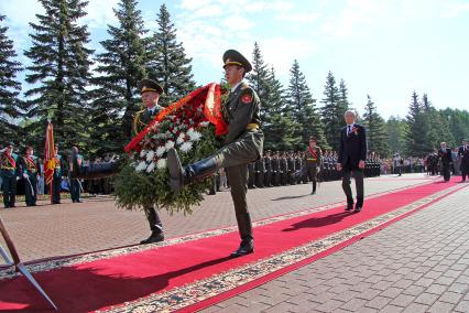 Возложение цветов. Букет президента республики Башкортостан Рустэема Хамитова.