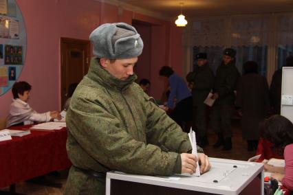 Голосование в военной части. Солдаты отдают свои голоса.