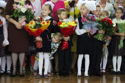 Дети на школьной линейке.