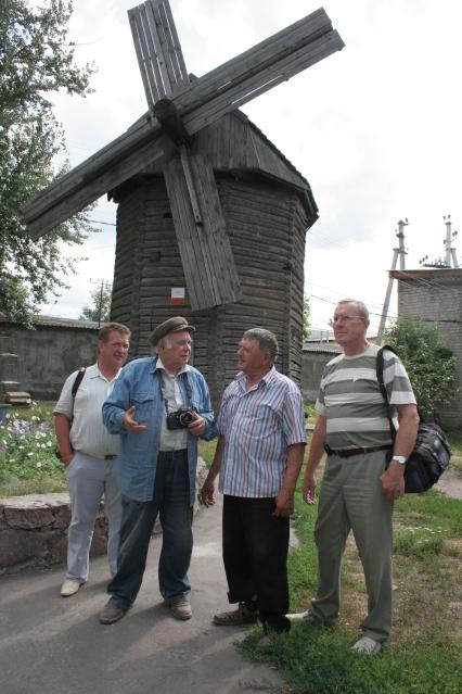 Журналист `Комсомольской правды`, писатель Василий Песков в городе Калач.