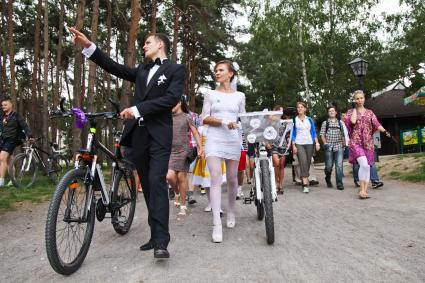 Свадьба велосипедистов. Молодые решили пожениться не сходя с велосипедов.