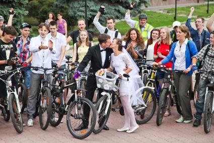 Свадьба велосипедистов. Молодые решили пожениться не сходя с велосипедов.