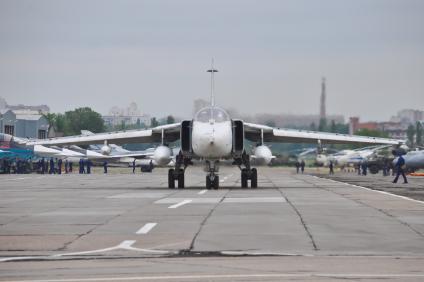 Российский фронтовой бомбардировщик с крылом изменяемой стреловидности СУ-24 идет на взлетную полосу.