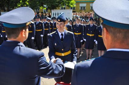 Выпуск офицеров Военно-воздушной академии
им.Н.Е.Жуковского и Ю.А.Гагарина ( ВУНЦ ВВС  ВВА ). Впервые выпускаются 30 девушек-лейтенантов.