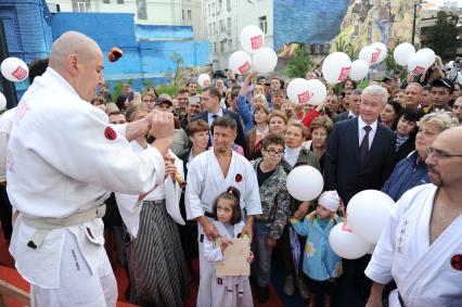 Открытие пешеходных зон на улицах Покровка и Маросейка. На снимке: мэр Москвы Сергей Собянин (справа).