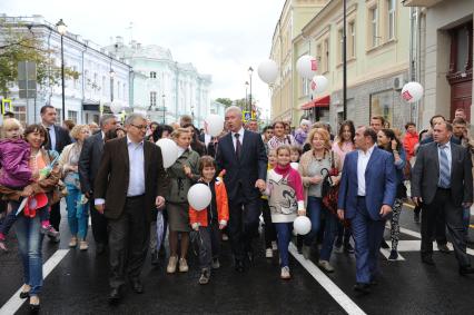 Открытие пешеходных зон на улицах Покровка и Маросейка. На снимке: мэр Москвы Сергей Собянин (в центре) и заместитель мэра Москвы по вопросам жилищно-коммунального хозяйства и благоустройства Петр Бирюков (второй справа).