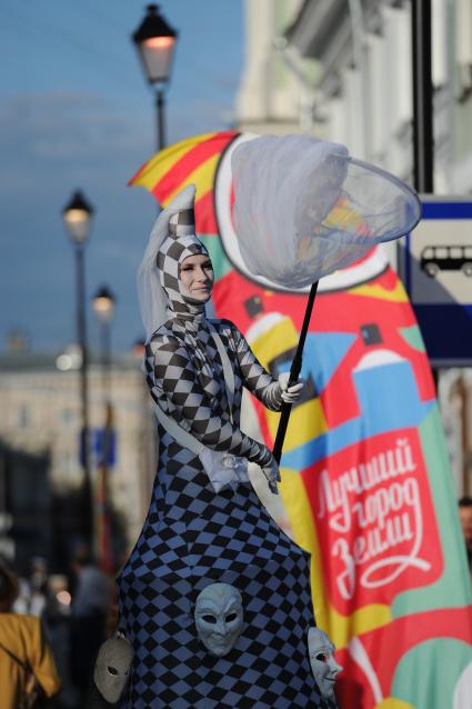 Открытие пешеходной зоны на улице Покровка. На снимке: клоун на ходулях с сачком.