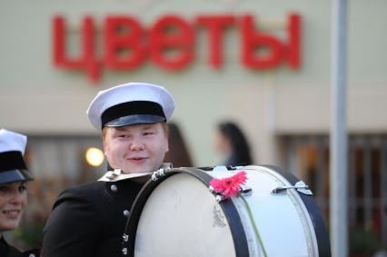 Открытие пешеходной зоны на улицах Покровка. На снимке: барабанщик.