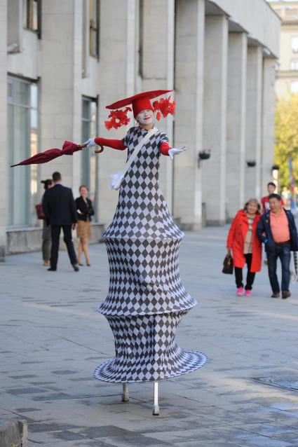 Открытие пешеходной зоны на улице Покровка. На снимке: клоун на ходулях.