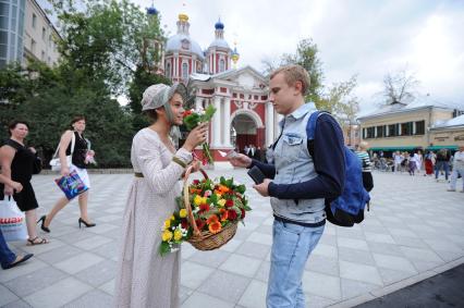 Торжественное открытие пешеходной зоны на улице Пятницкая. На снимке: юноша покупает цветы у девушки.