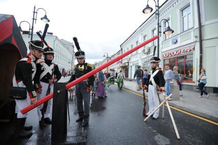 Торжественное открытие пешеходной зоны на улице Пятницкая. На снимке: мужчины в военной форме времен Российской Империи.