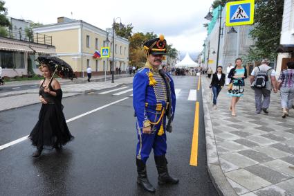 Торжественное открытие пешеходной зоны на улице Пятницкая. На снимке: мужчина в костюме гусара.