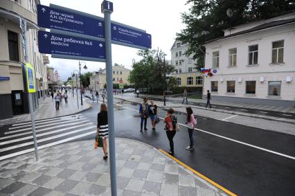 Торжественное открытие пешеходной зоны на улице Пятницкая. На снимке: указатель.