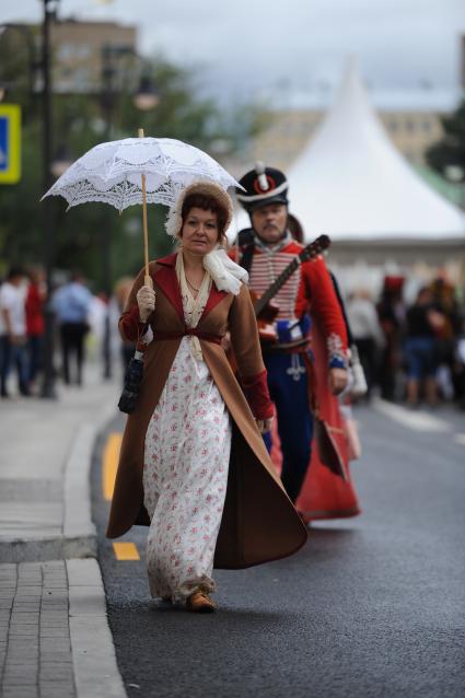 Торжественное открытие пешеходной зоны на улице Пятницкая. На снимке: женщина в старинном платье времен Российской Империи.